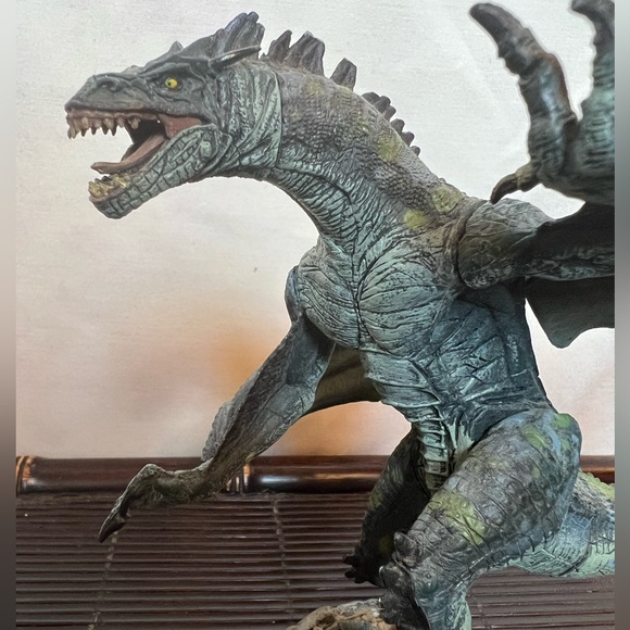 EUC McFarlane 2005 Dragon - Picture 2 of 16